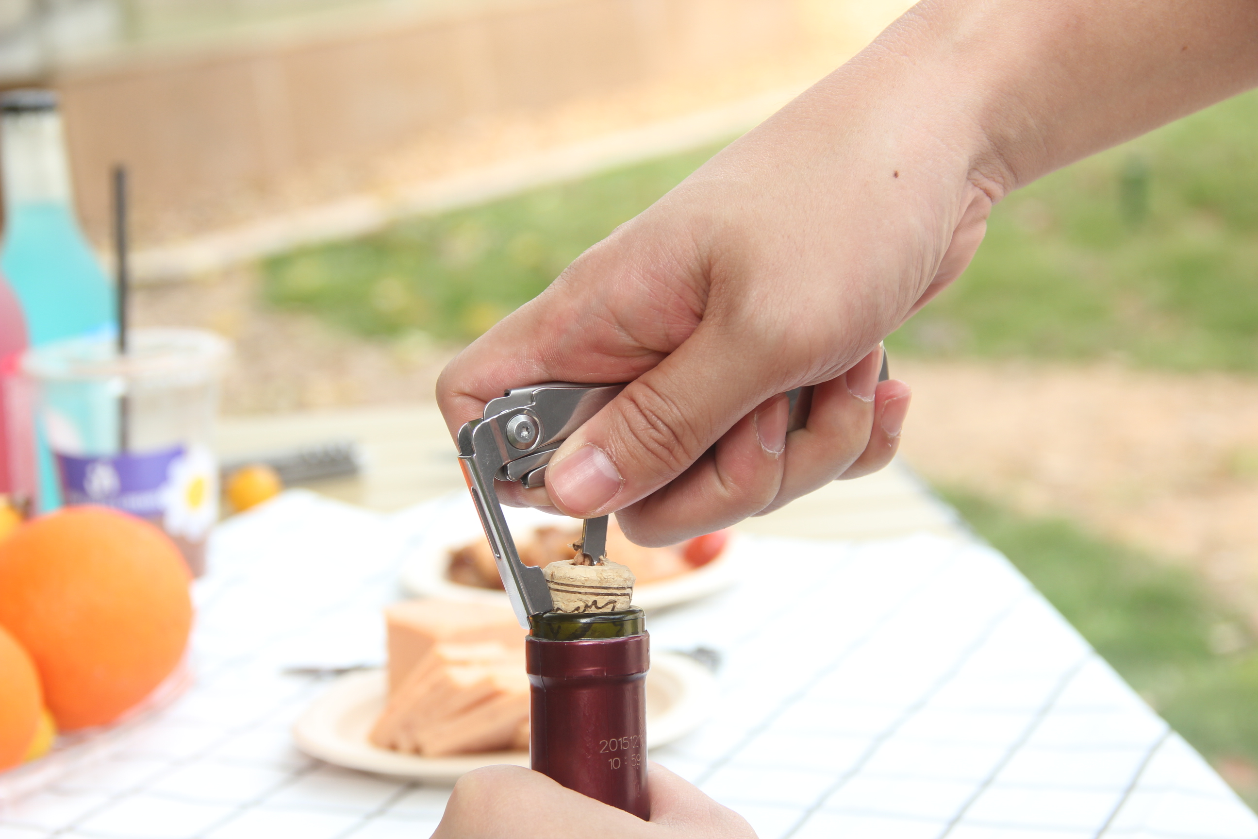 Outdoorbesteck-Set, dargestellt ist der Korkenzieher in der Anwendung.