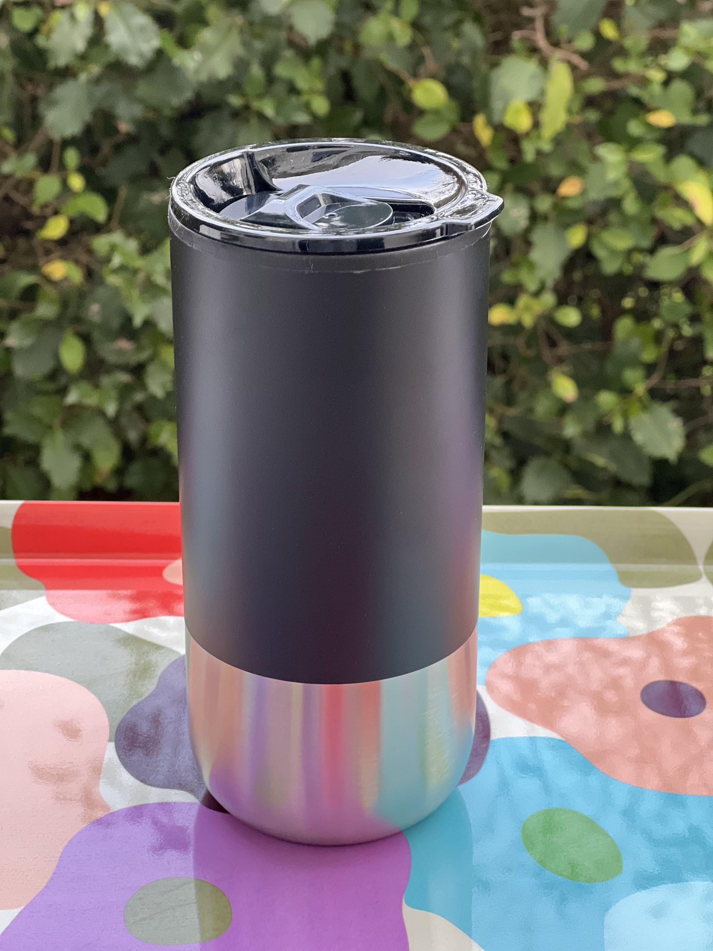 Hoher,schlanker und doppelwandiger Trinkbecher mit Schiebeöffnung, 450 ML.