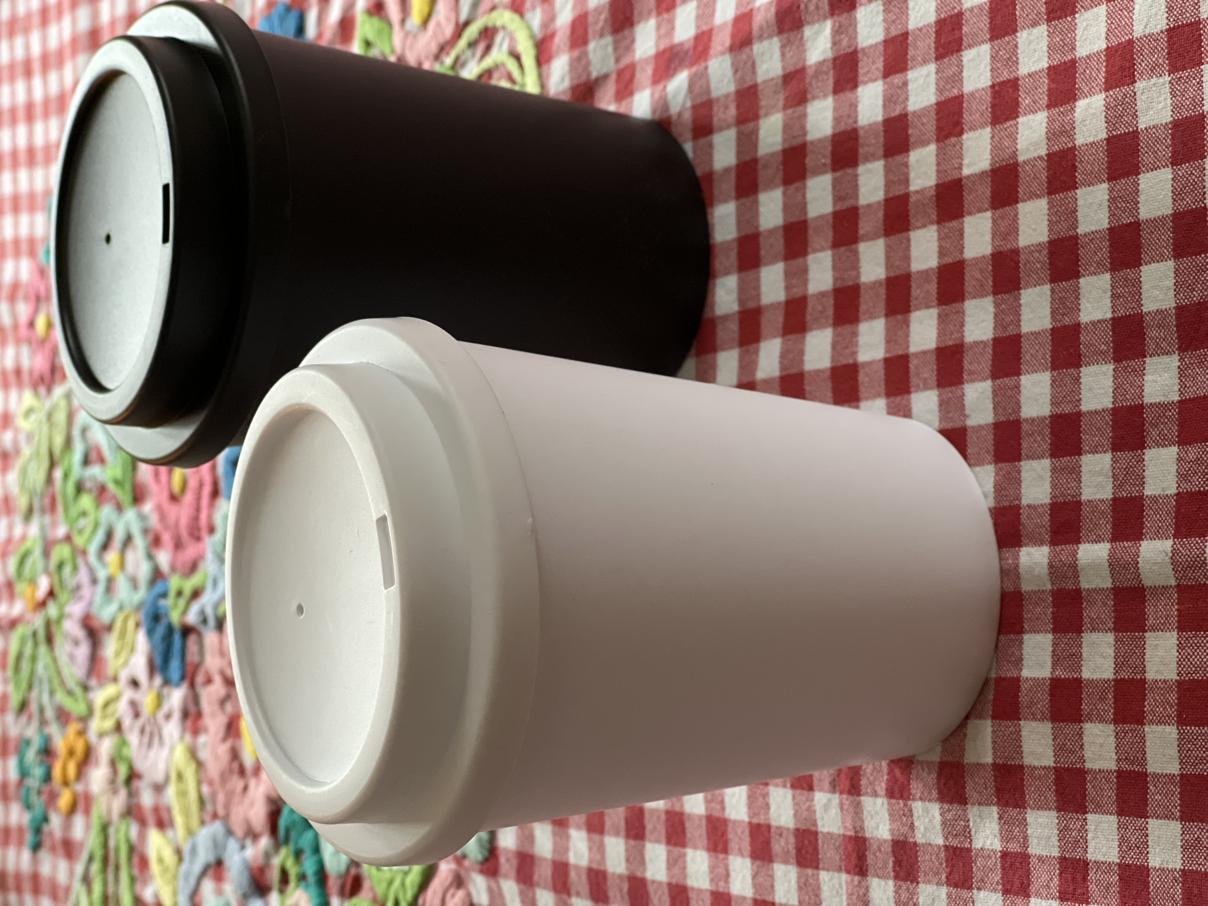 Trinkbecher in weiss und auch in schwarz aus recyceltem Polypropyhlen mit Schraubdeckel und Trinköffnung, 300 ML.
