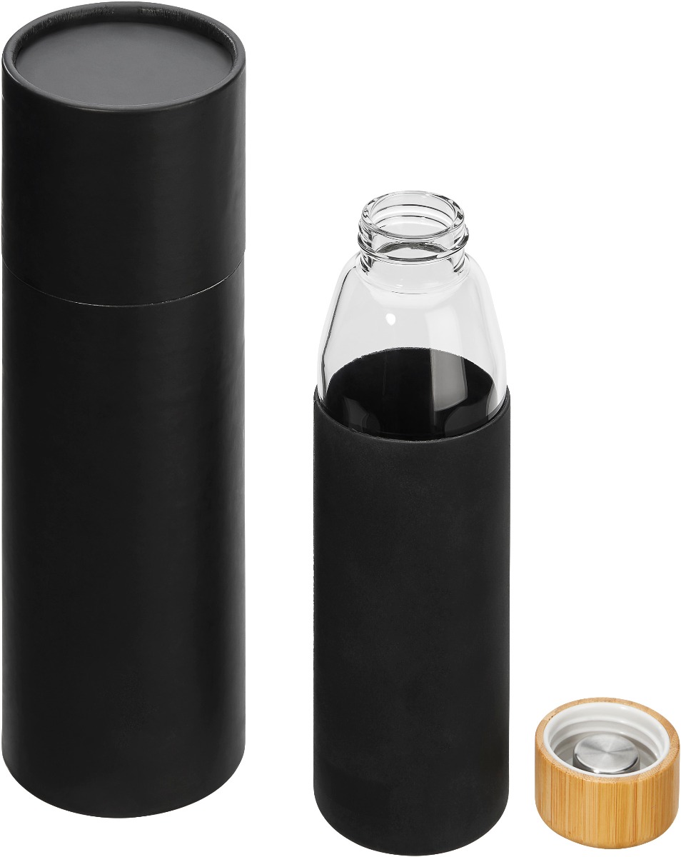Umweltfreundliche Trinkflasche mit Silikonhülle und Bambusverschluss 500 ML, abgebildet mit schwarzer Geschenkbox, offener Flasche und Verschluss daneben liegend.