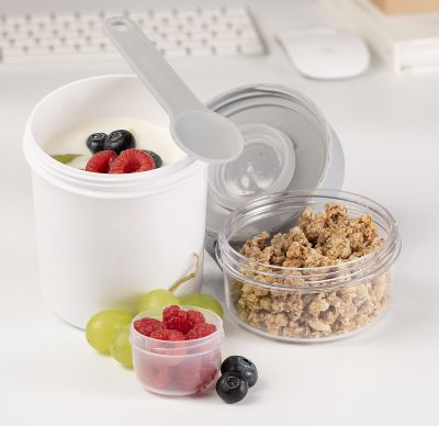 Müslibecher mit Cerealienfach und Löffel.