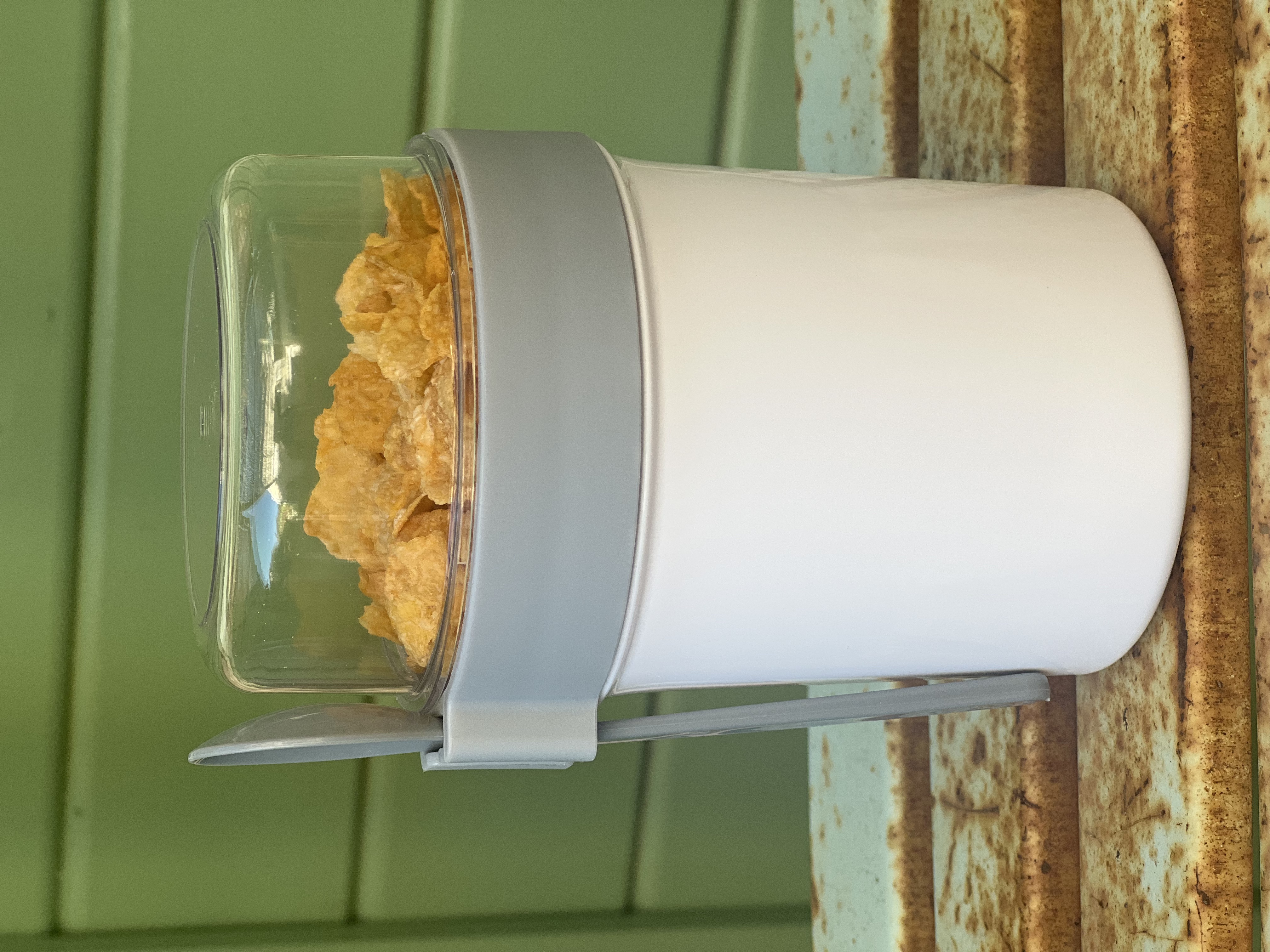 Mueslibecher to go mit Cerealienfach und Löffel.