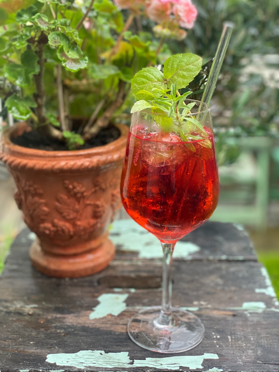 & trinkhalme aus Glas mit reinigungsbürste, dargestellt ist ein gefülltes Glas mit einem Glashalm.