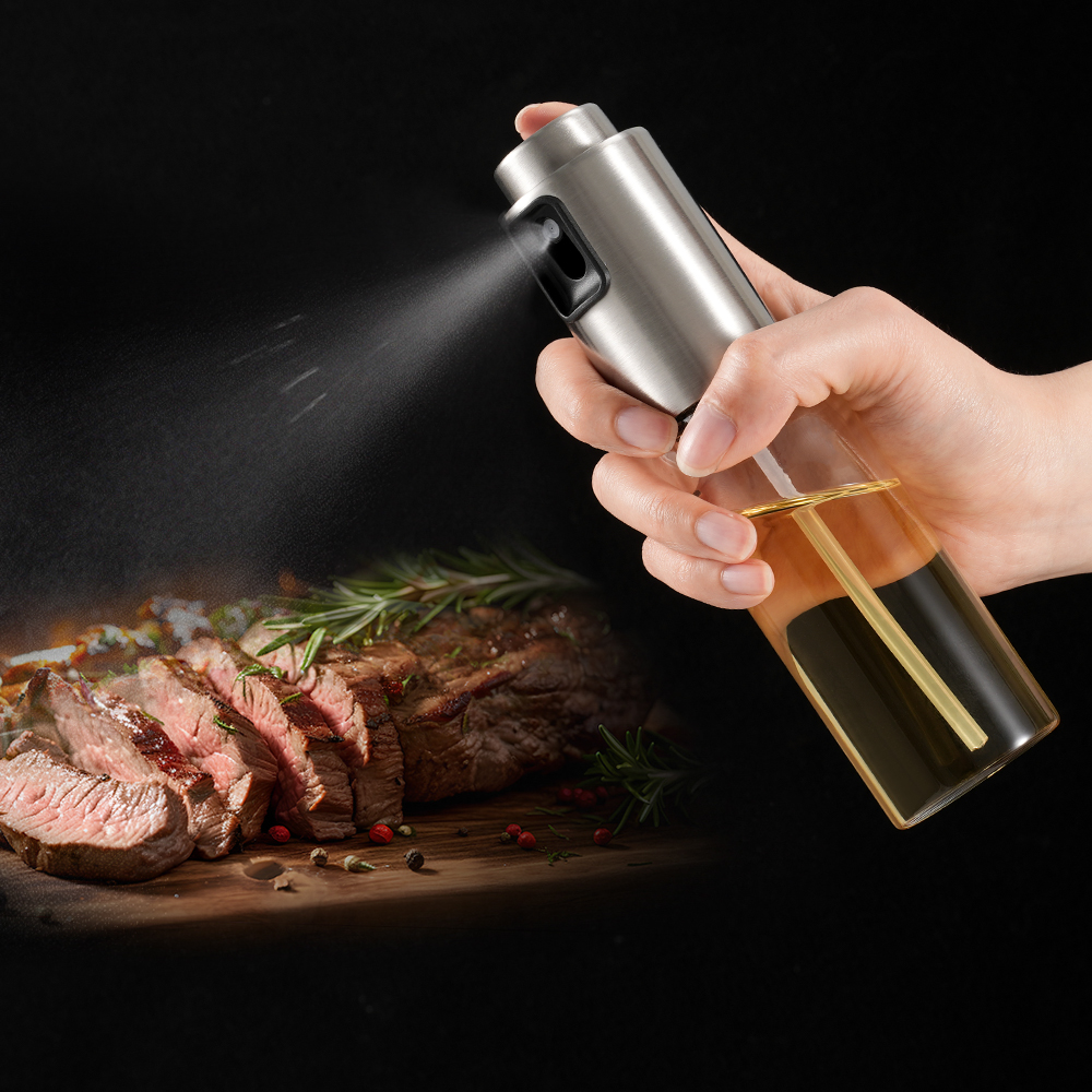Öl- oder Essigsprühflasche aus klarem Borosilikatglas, dargestellt in der Anwendung.