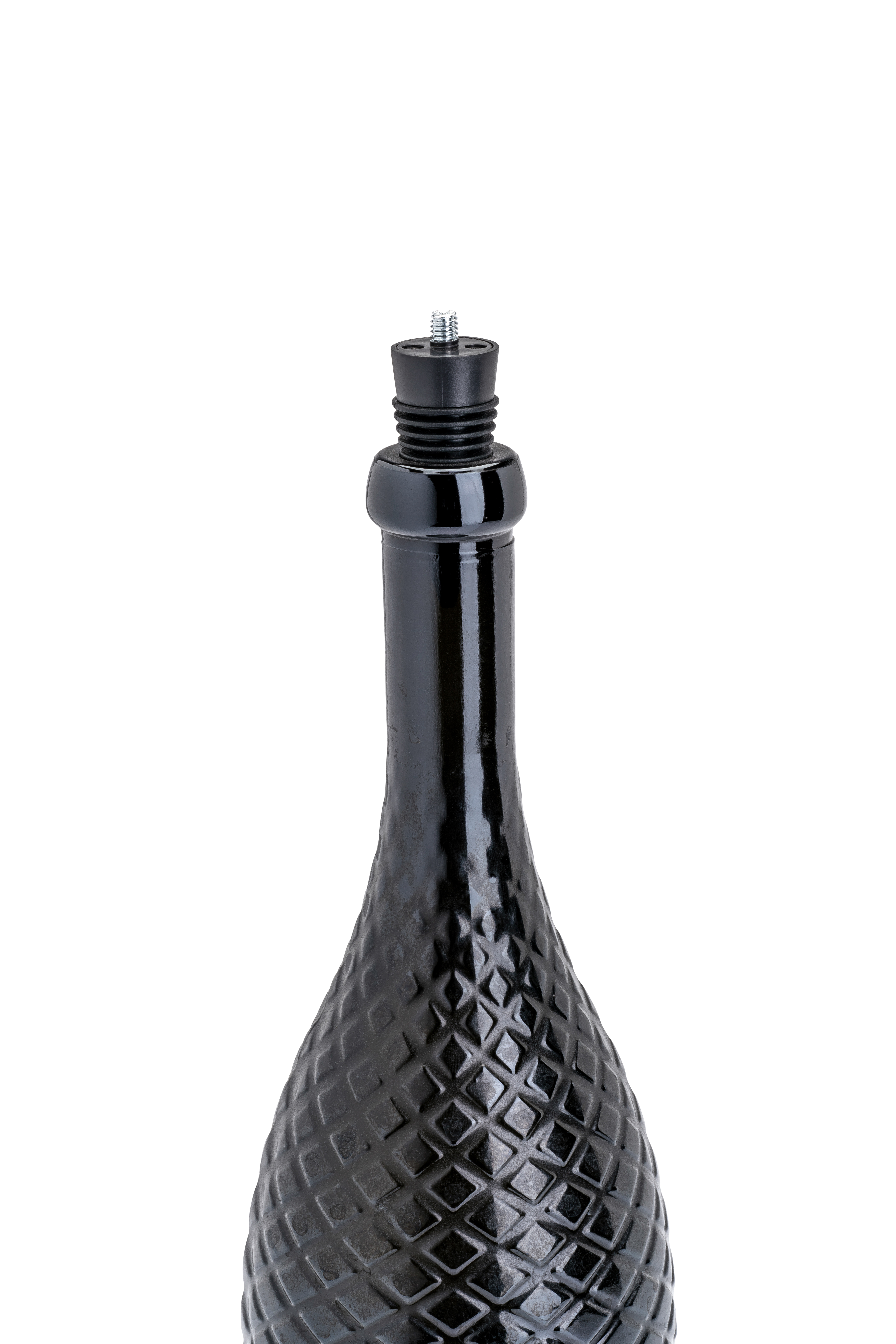 Flaschenhalsadapeter von schwarzer Tischleuchte, der auf eine Flasche gesteckt werden kann.