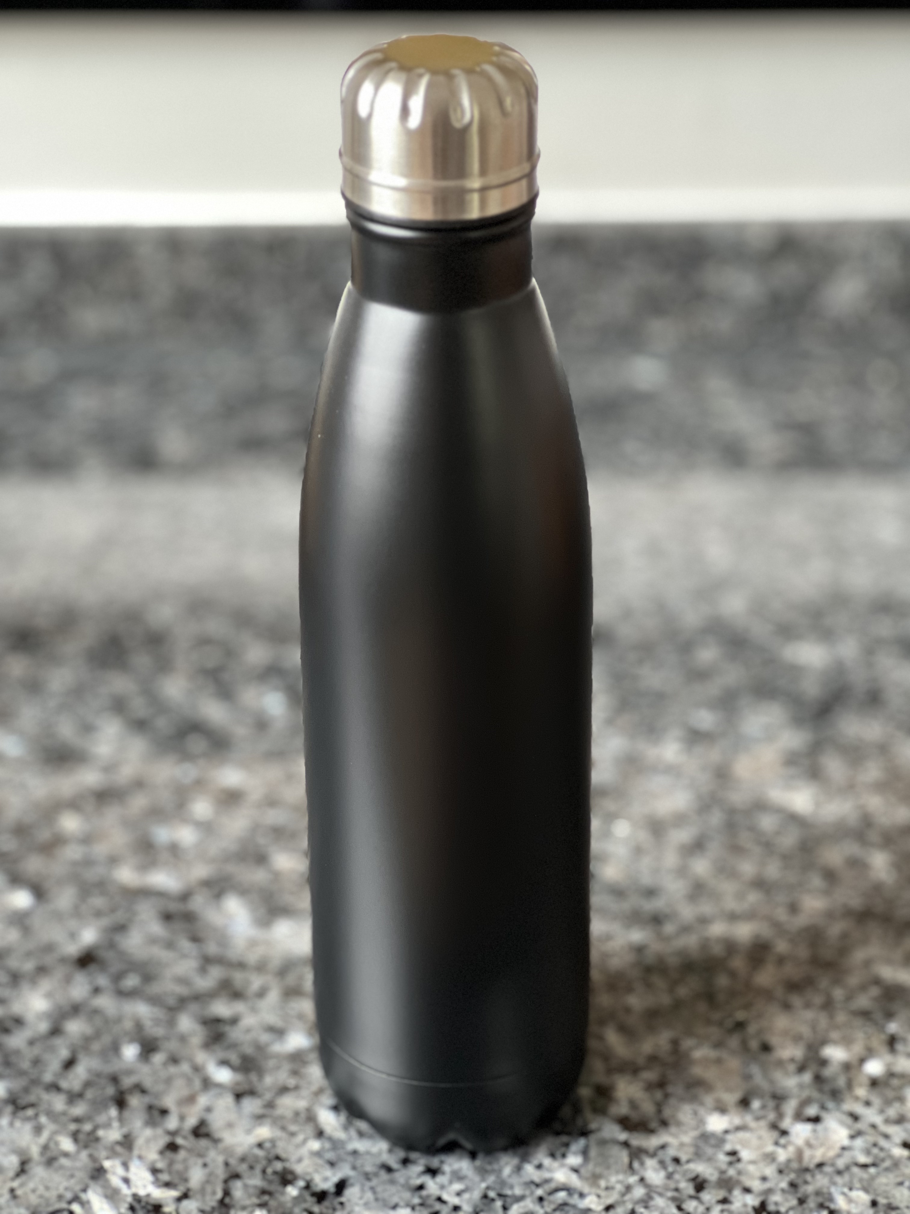 Schwarze Vakuum Flasche 0,5l mit Schraubverschluss.