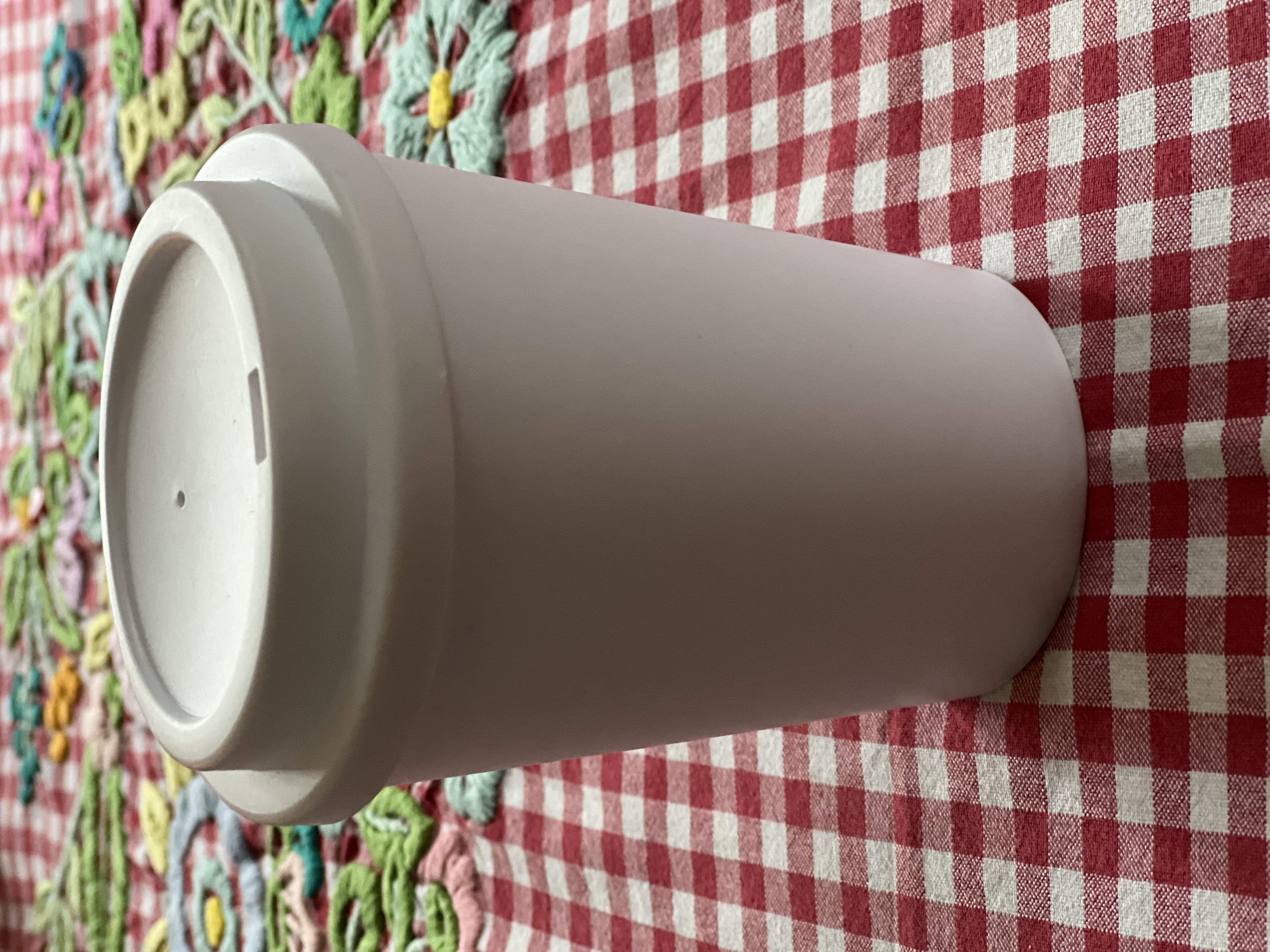 Doppelwandiger Trinkbecher aus Polyprophylen mit schraubdeckel und Trinköffnung, 300 ML.