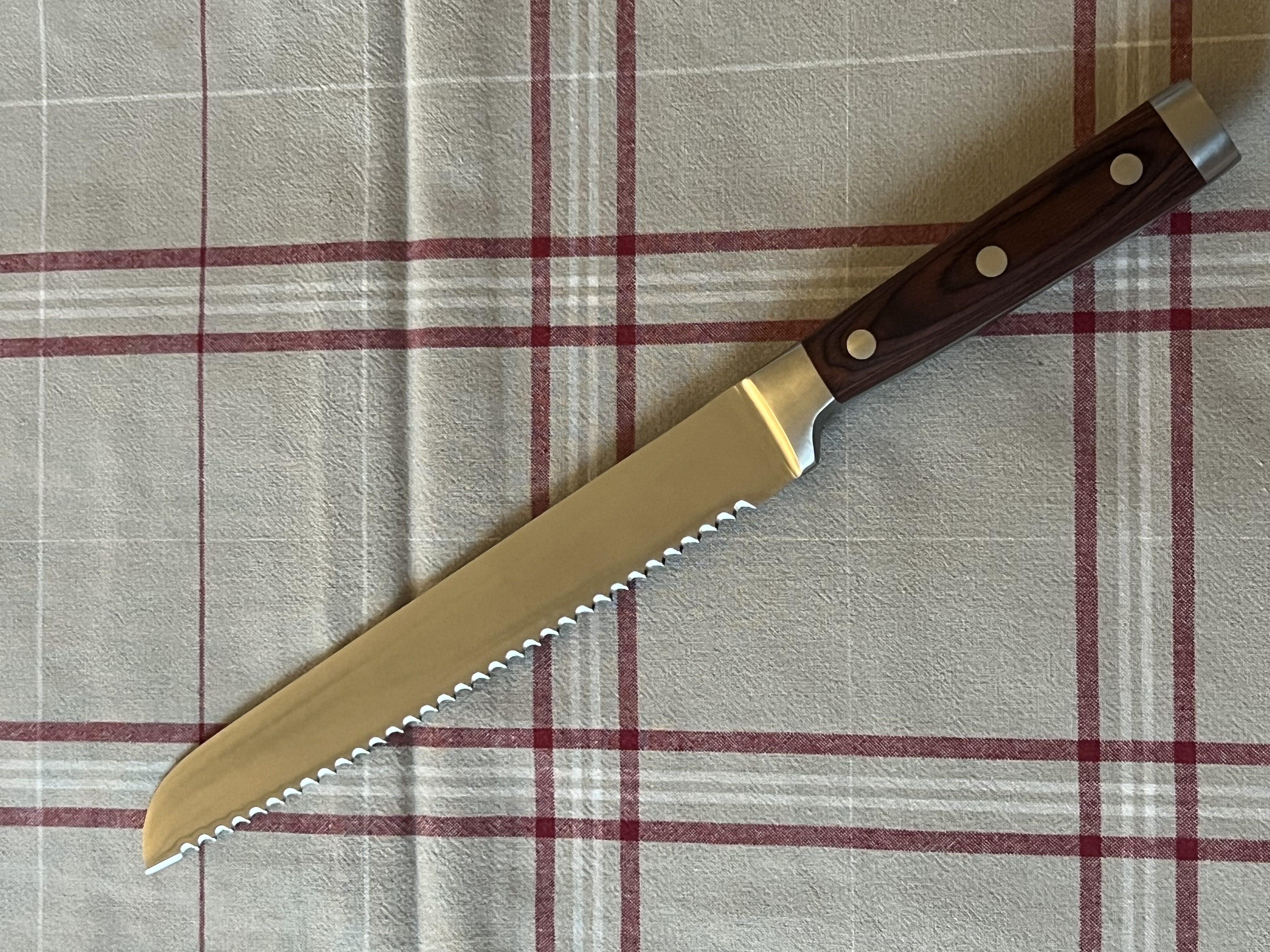 Brotmesser mit feiner Zahnung und edlem Pakkaholzgriff.