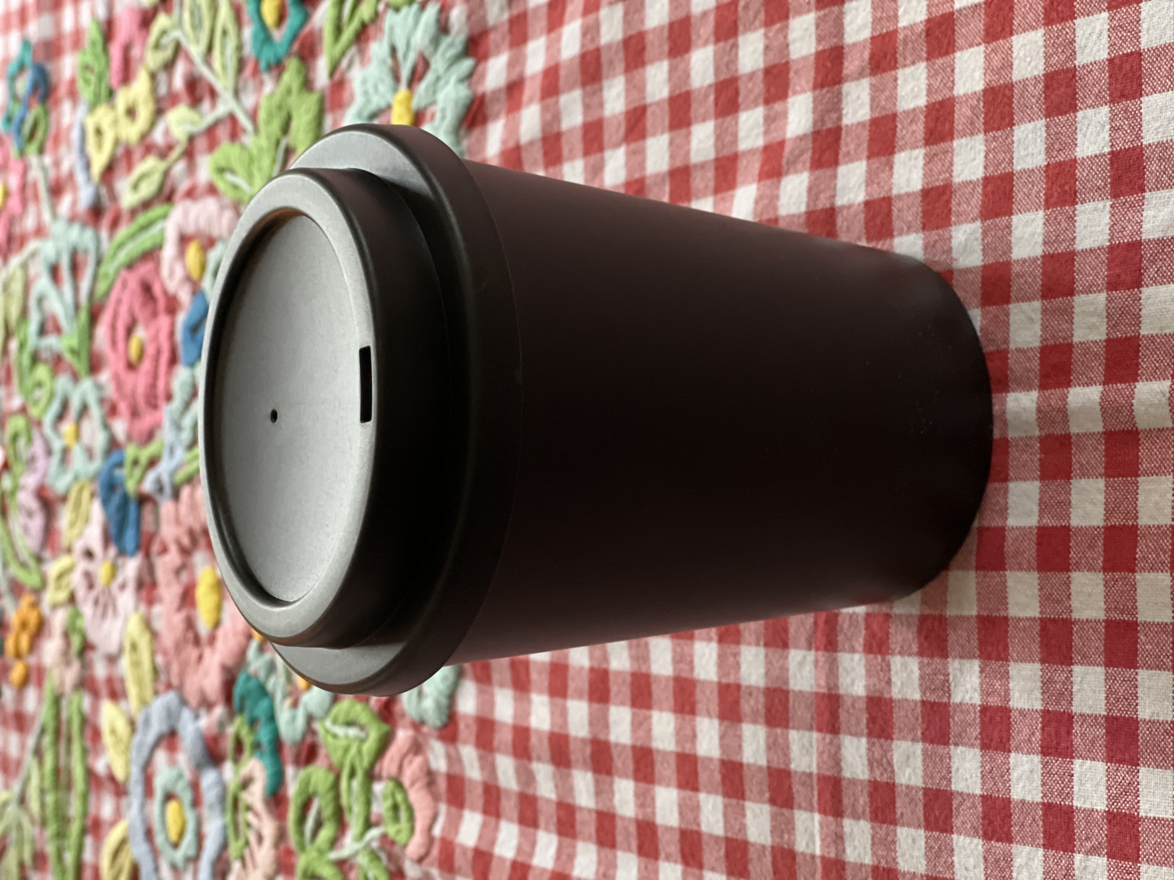 Trinkbecher doppelwandig aus recyceltem Polyprophylen mit Schraubdeckel und Trinköffnung, 300 ML in schwarz.