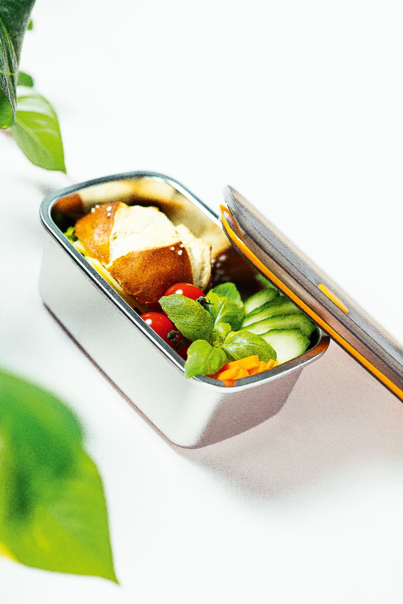 Auslaufsichere Lunchbox mit flexiblem Deckel und Silikondichtung 1000 ML, offen und befüllt dargestellt.