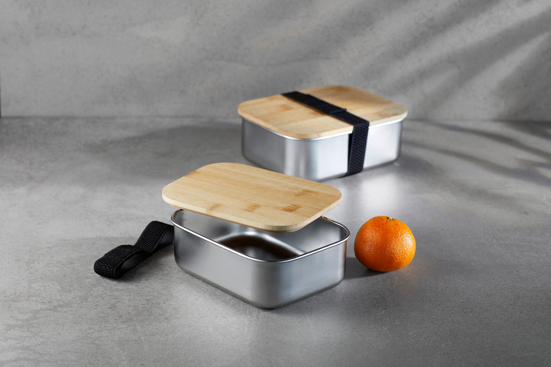 Ökologische Edelstahl-Lunchbox large mit Bambusdeckel und schwarzem, elastischem Halteband, geöffnet und geschlossen dargestellt.