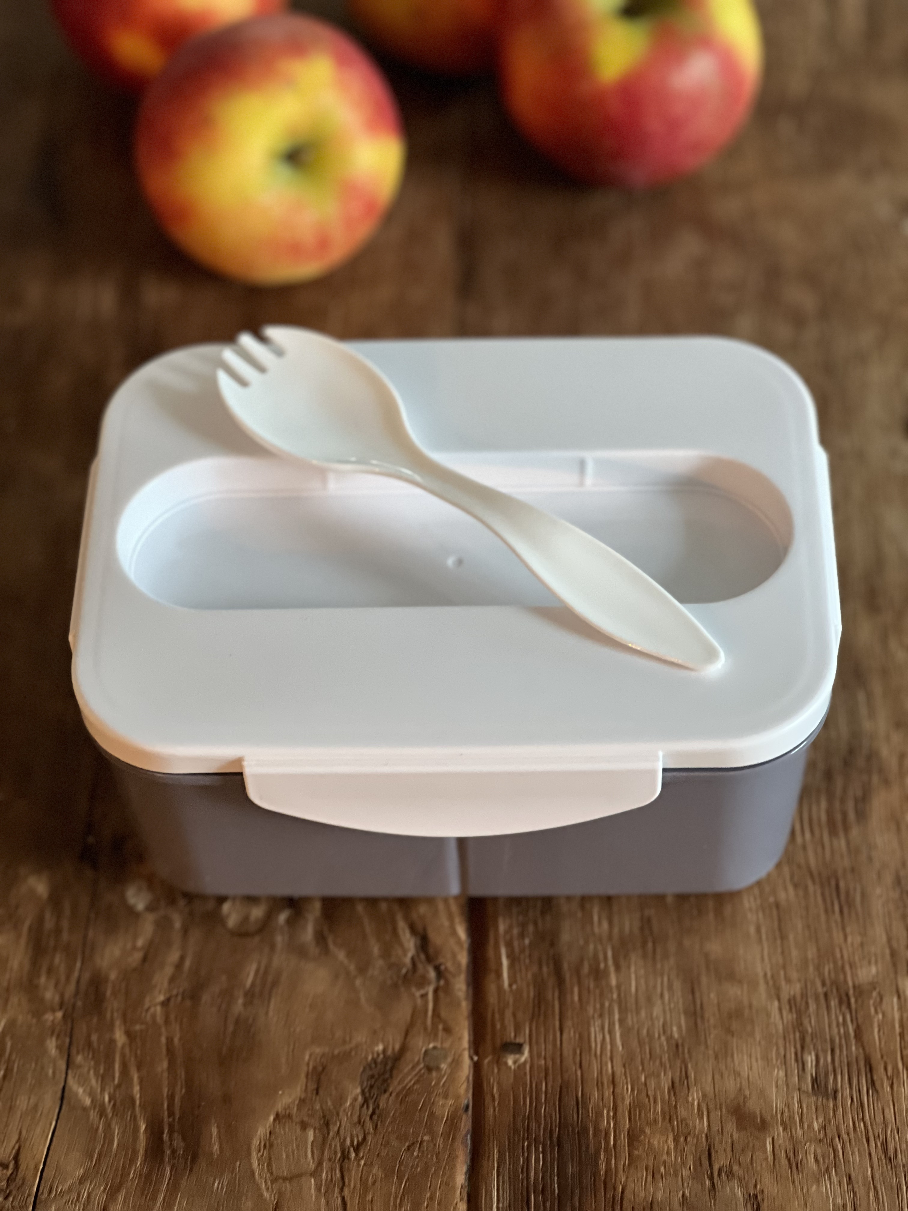 Auslaufsichere Lunchbox mit Löffelfach und fester Inneneinteilung.