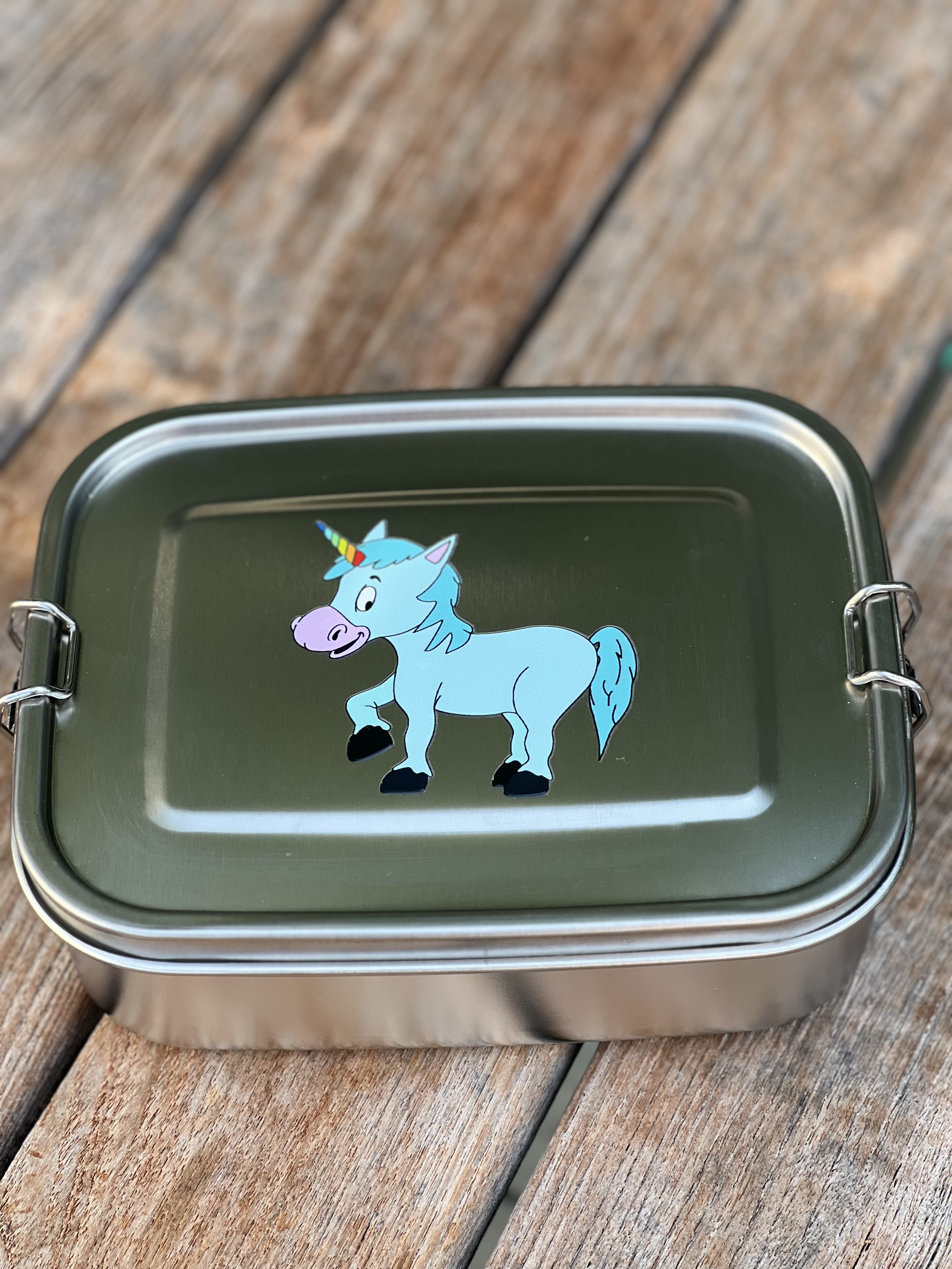 Kiddy Lunch Set Einhorn, abgebildet ist die Lunchbox auf einem Tisch liegend.