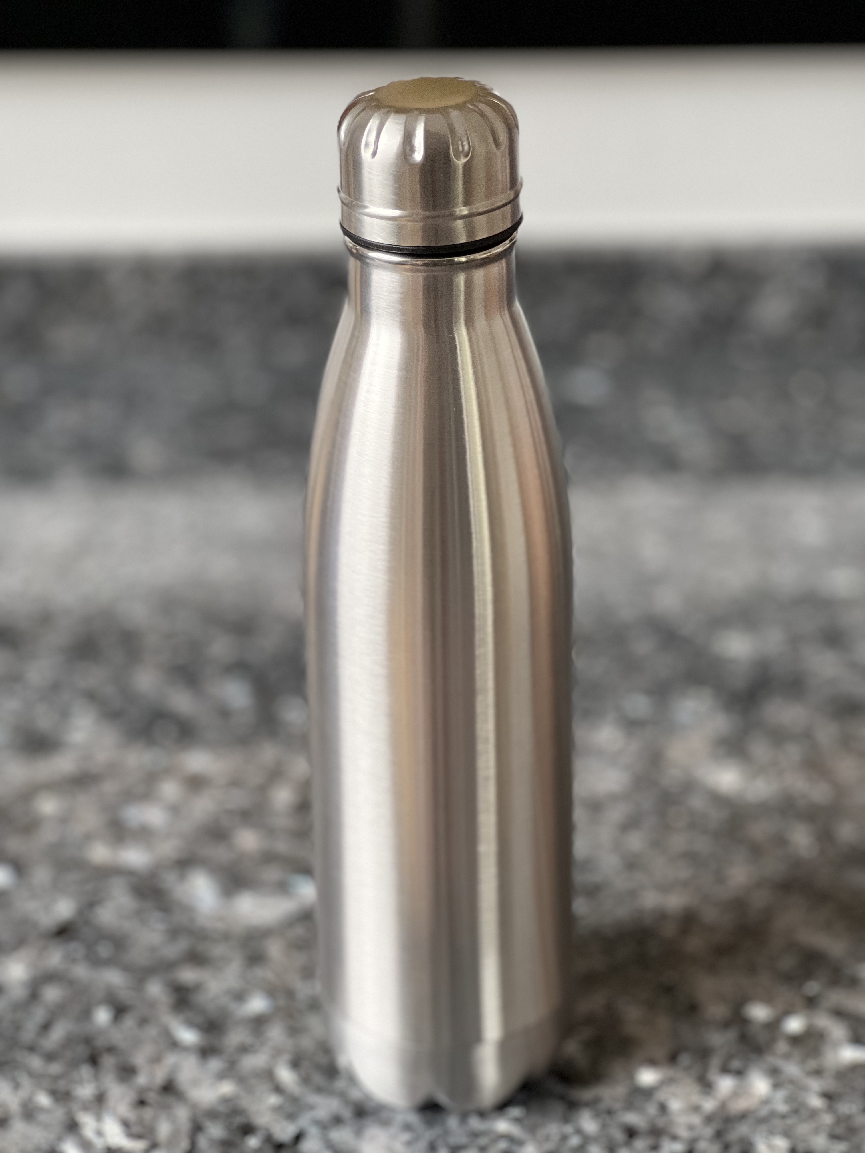 Vakuum-Flasche aus gebürstetem Edelstahl 0,5L mit Schraubverschluss.