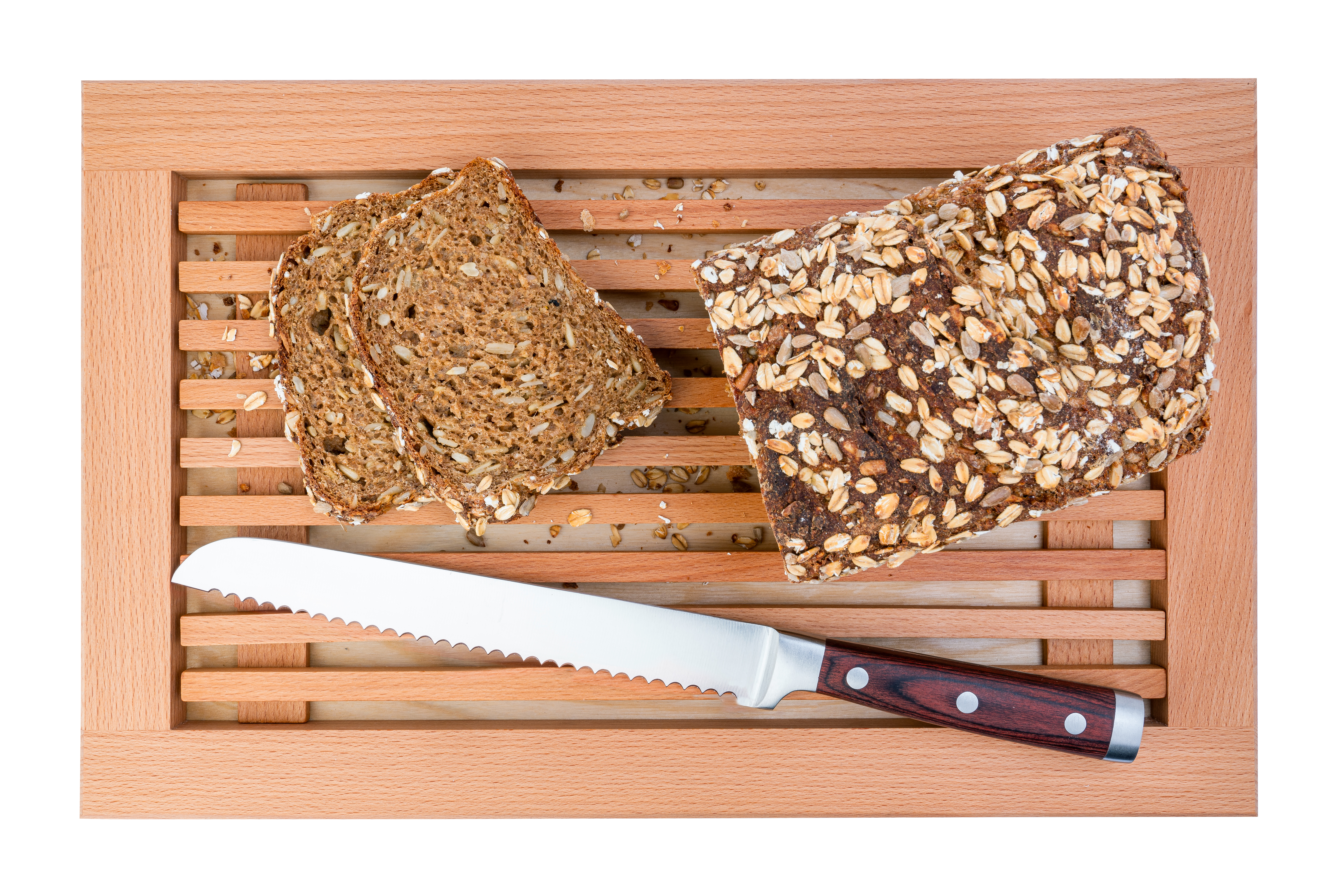 Brotschneidebrett mit Gitter, durch das die Krümel durchfallen und aufgefangen werden, sowie einem klassisch geschmiedetem Brotmesser mit Pakkaholzgriff.