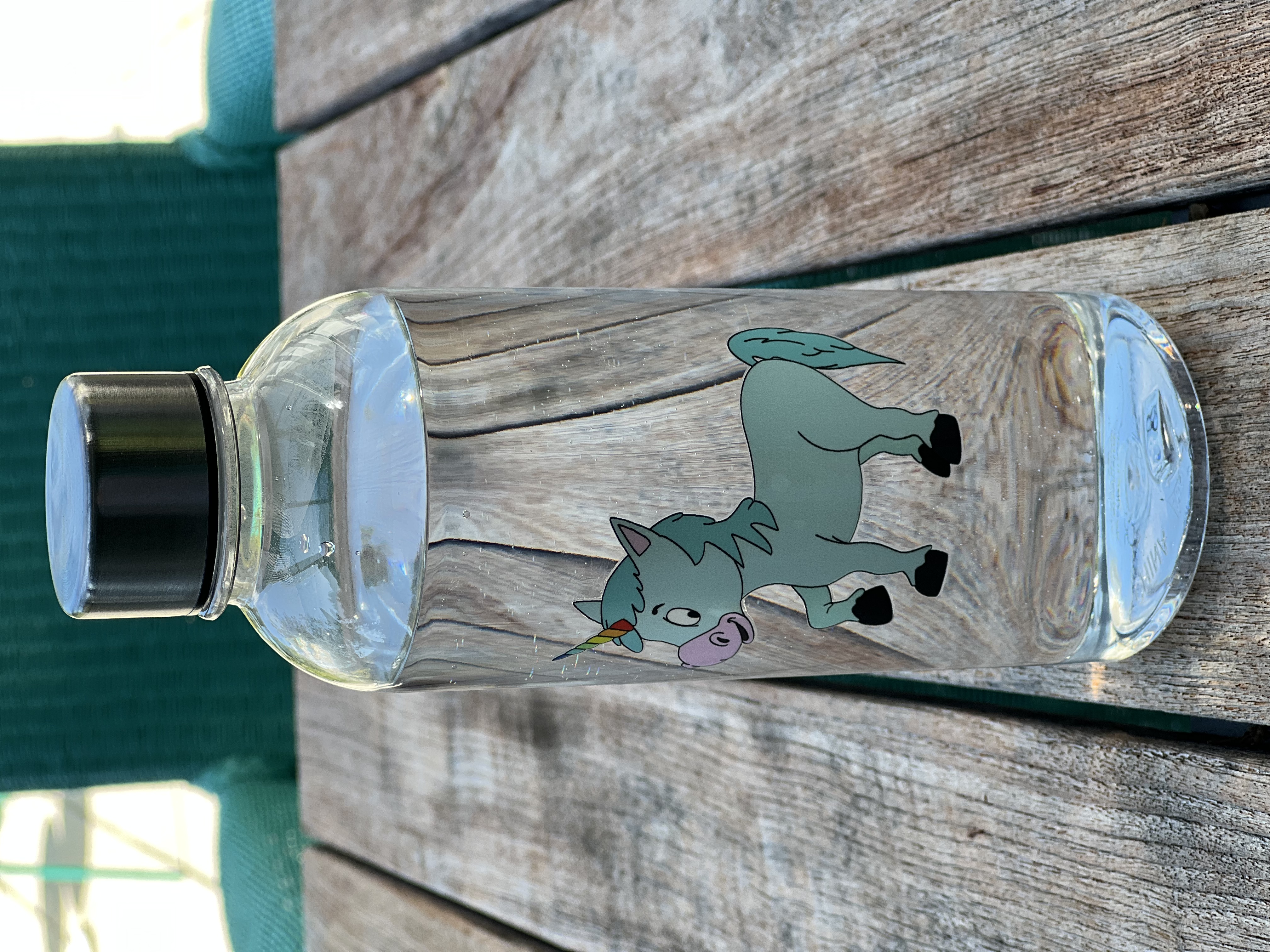 Kiddy Lunch Set einhorn, abgebildet ist die Trinkflasche auf einem Tisch stehend.