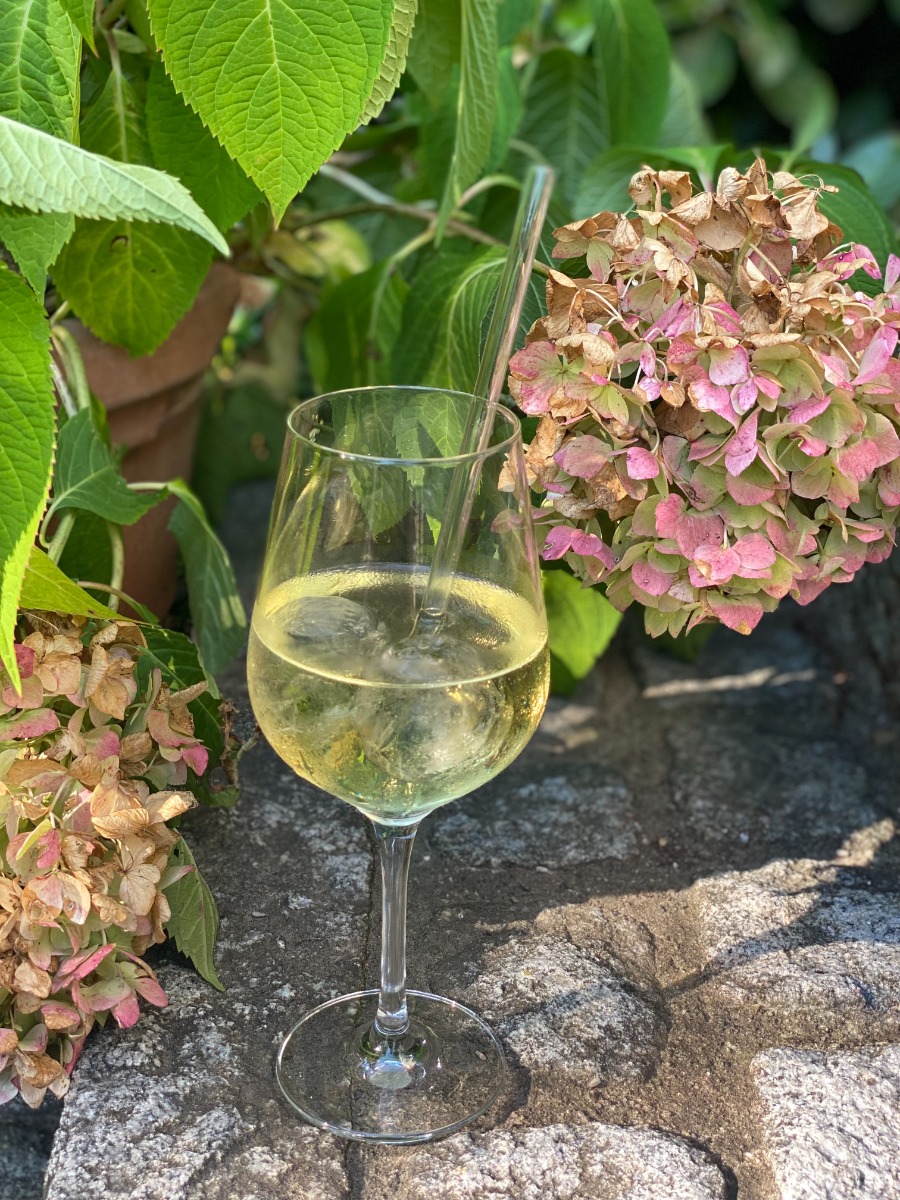 6 Trinkhalme aus Glas mit Reinigungsbürste, dargestellt ist ein Glas mit Weisswein und Glashalm.