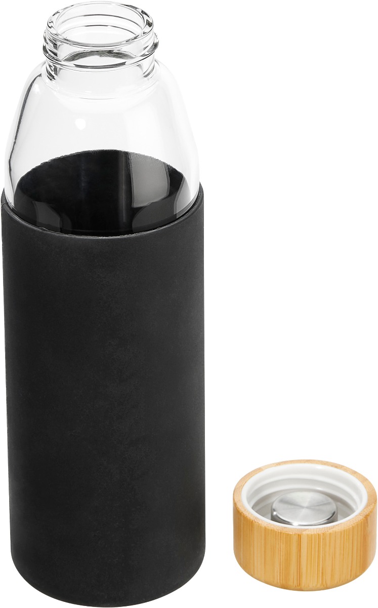 Umweltfreundliche Trinkflasche mit schwarzer Silikonhülle und Bambusverschluss, dargestellt offen und Deckel daneben liegend.
