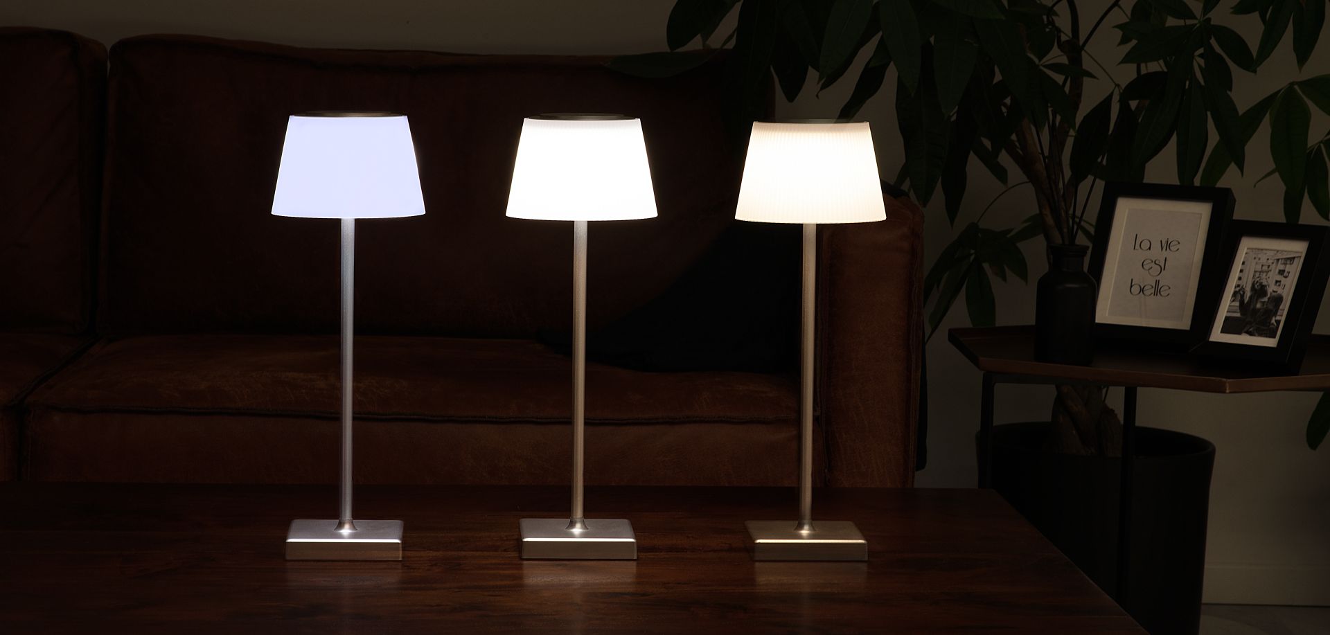 Dimmbare Tischleuchte in drei verschiedenen Lichtfarben dargestellt.
