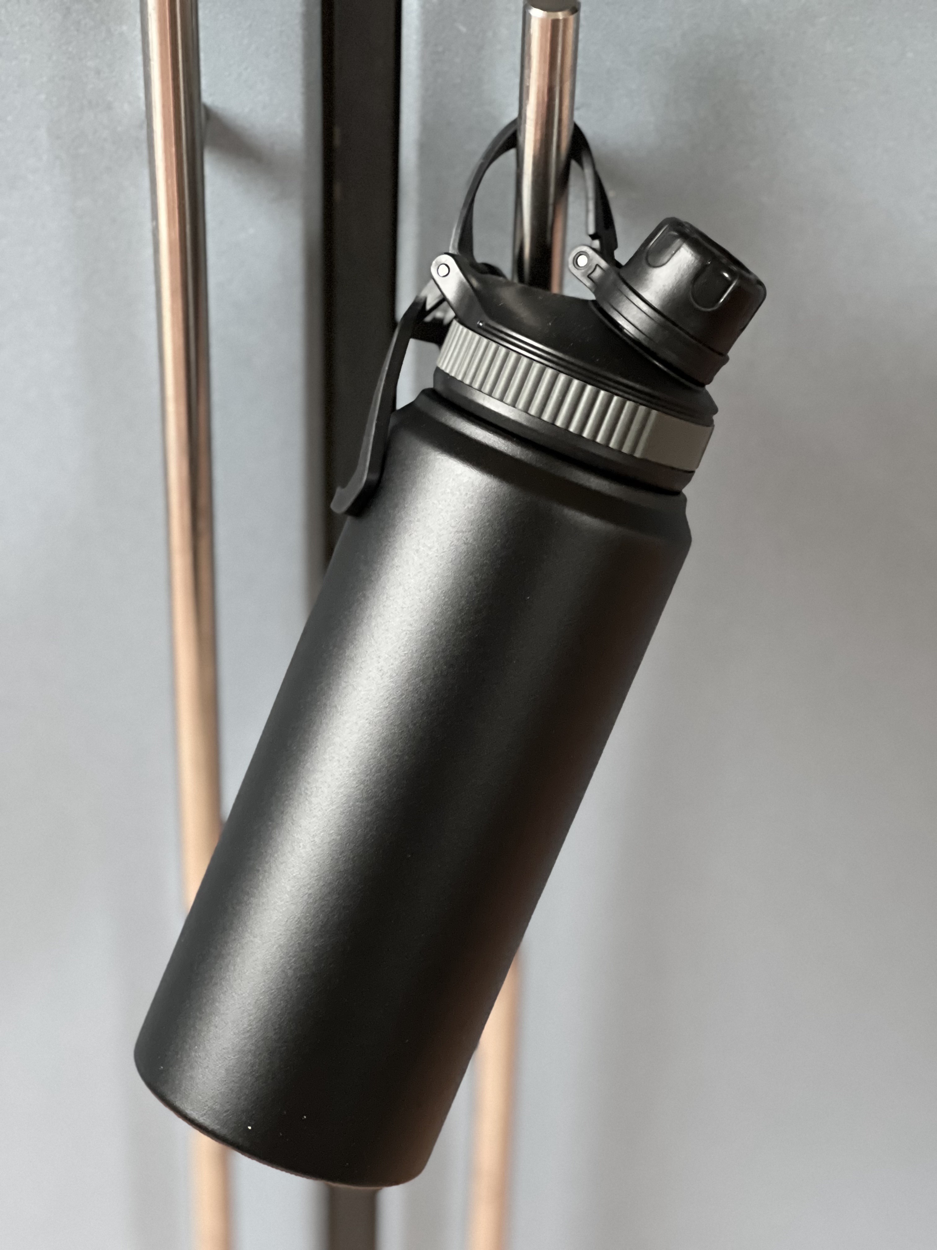 Vakuum Flasche in schwarz mit Tragegriff und großer Trinköffnung.
