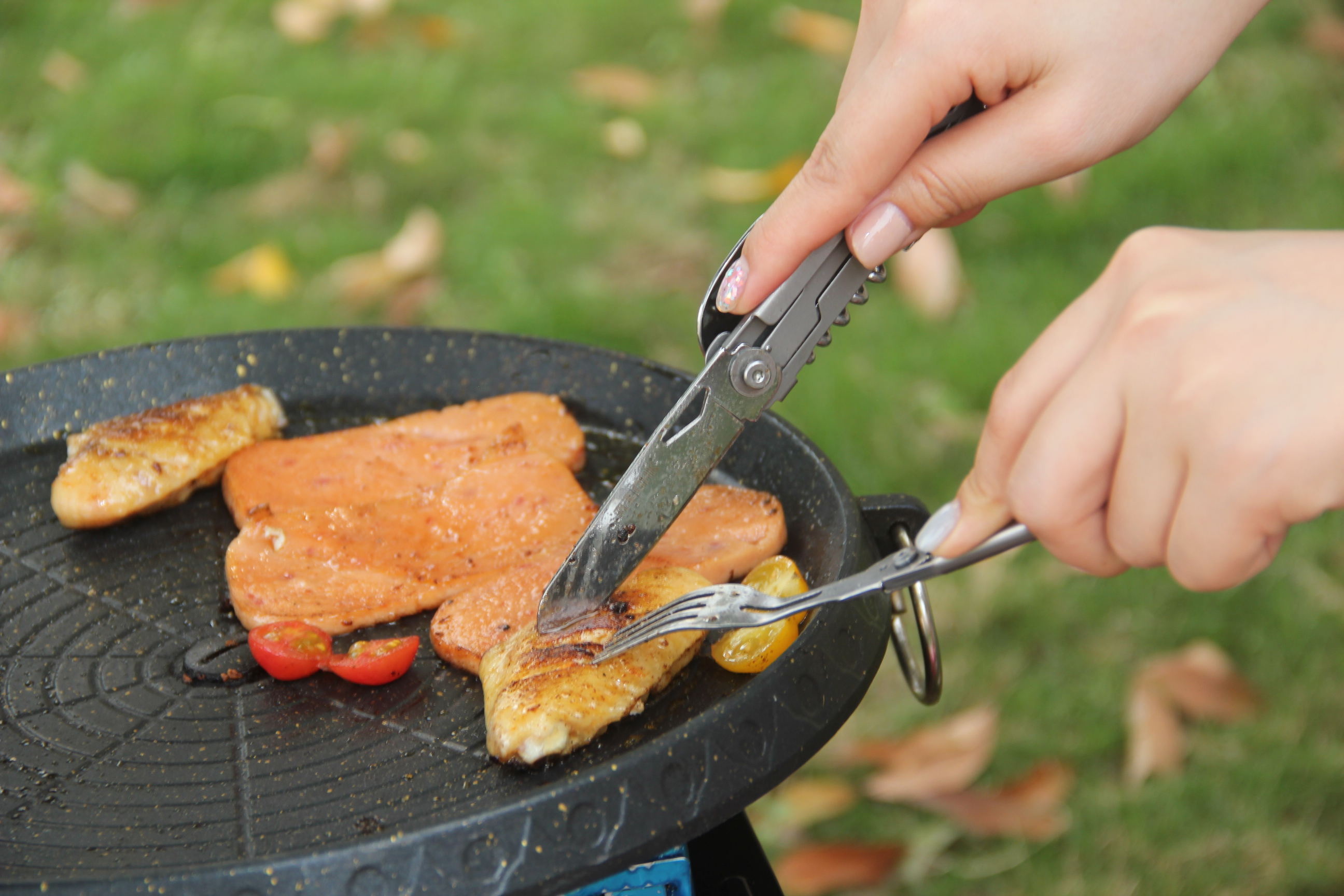 Outdoorbesteck-Set aus Edelstahl, dargestellt sind Messer und Gabel in der Anwendung.
